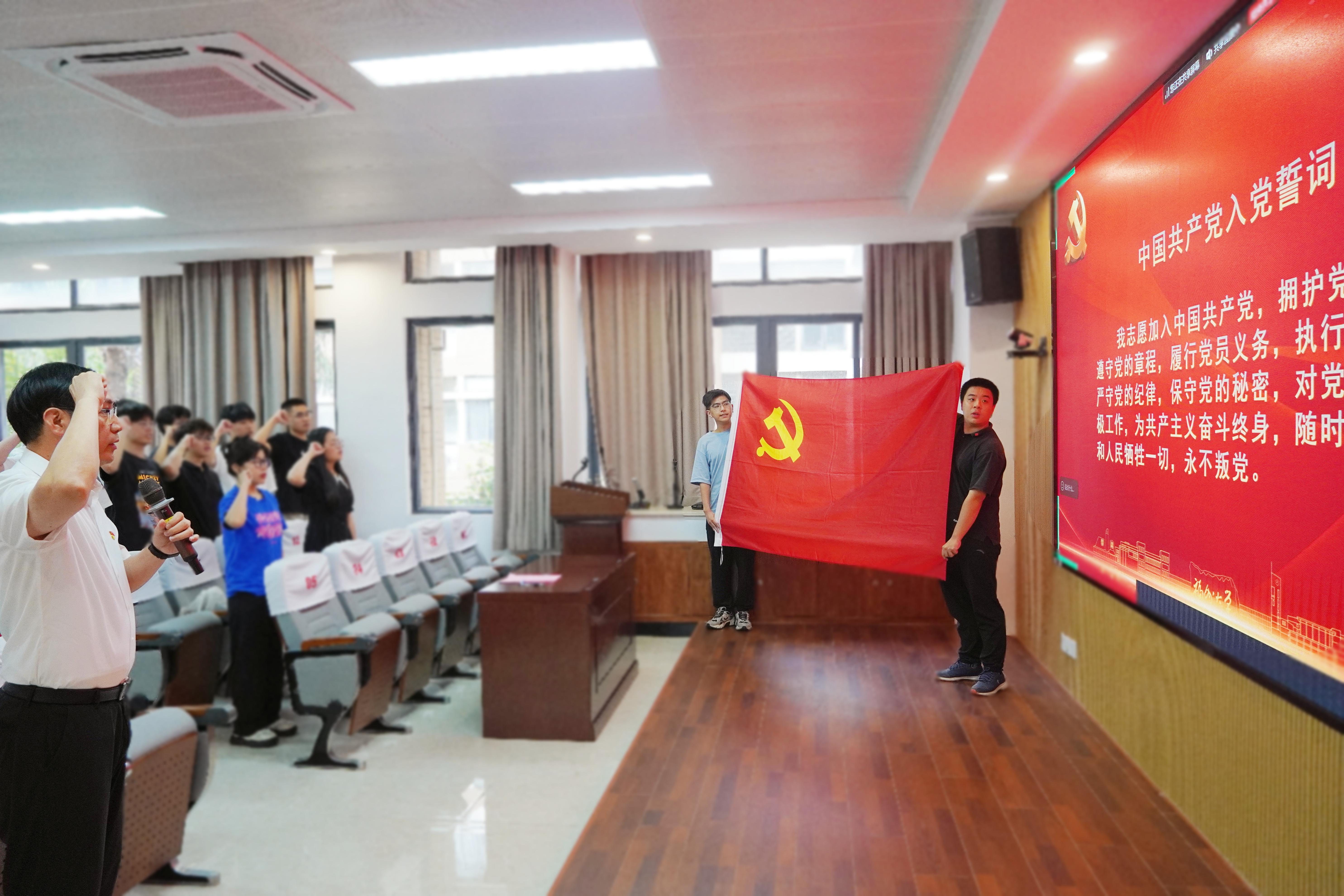 麻豆传媒
2025届毕业生党员“系好人生第一粒扣子”专题教育活动圆满举行